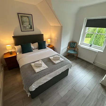 The Beeches - Entire Mansion Villa